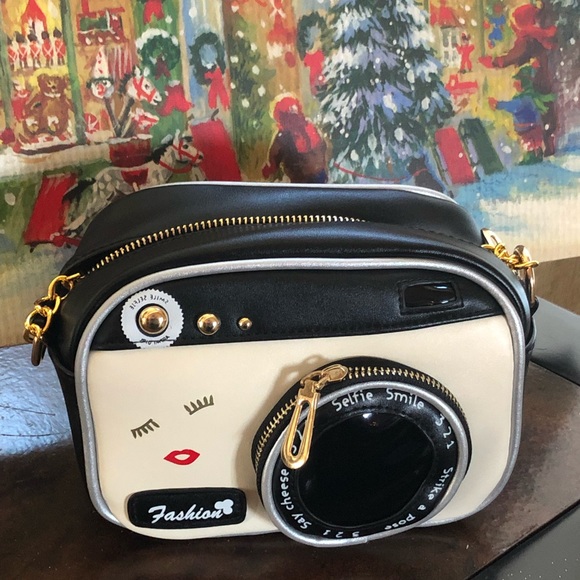 Say Cheese Camera Purse 📷 - Picture 4 of 6